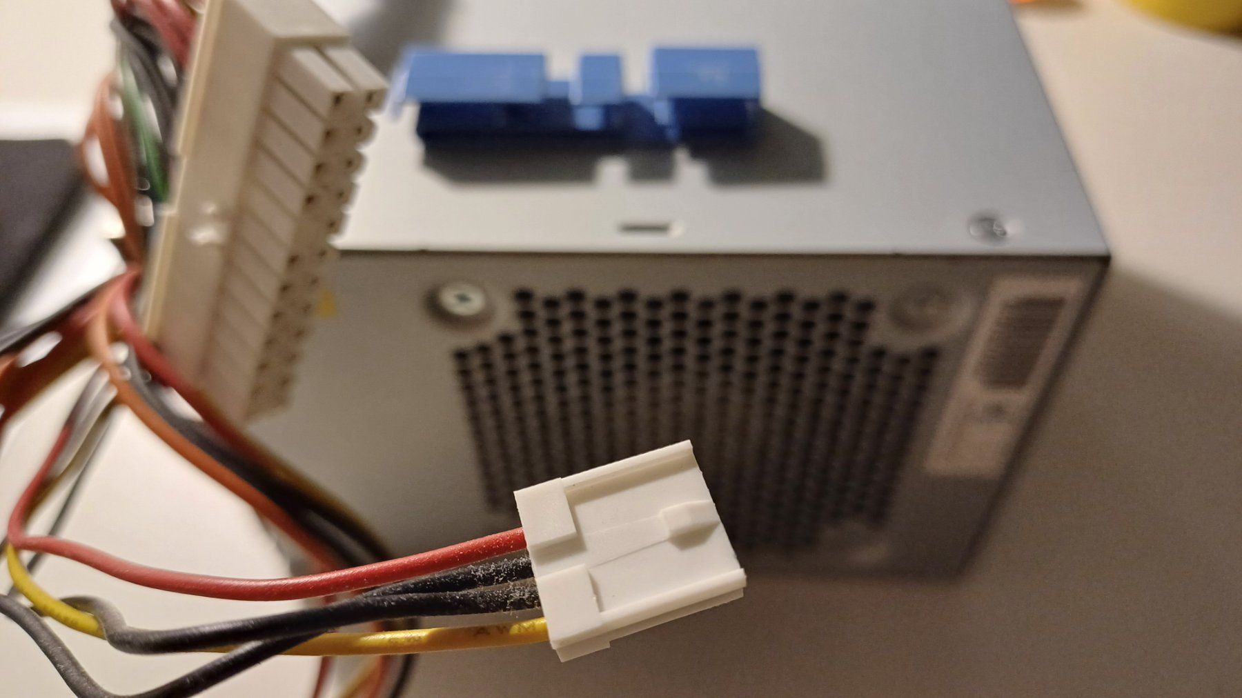 Componenti elettronici: Stromverteiler mit Kühlung für Computer – Usato da Zollikerberg venduto da Kaugo