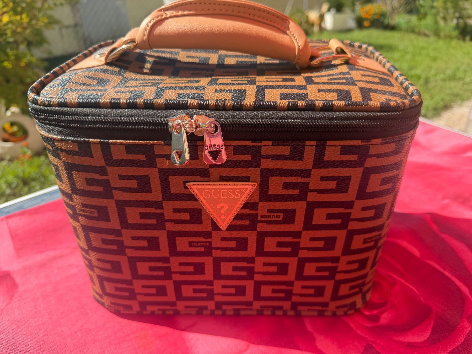 Guess Custodie per cosmetici: Guess - grosse Beauty Case - Neuwertig – Usato da Cugnasco venduto da tizianaq