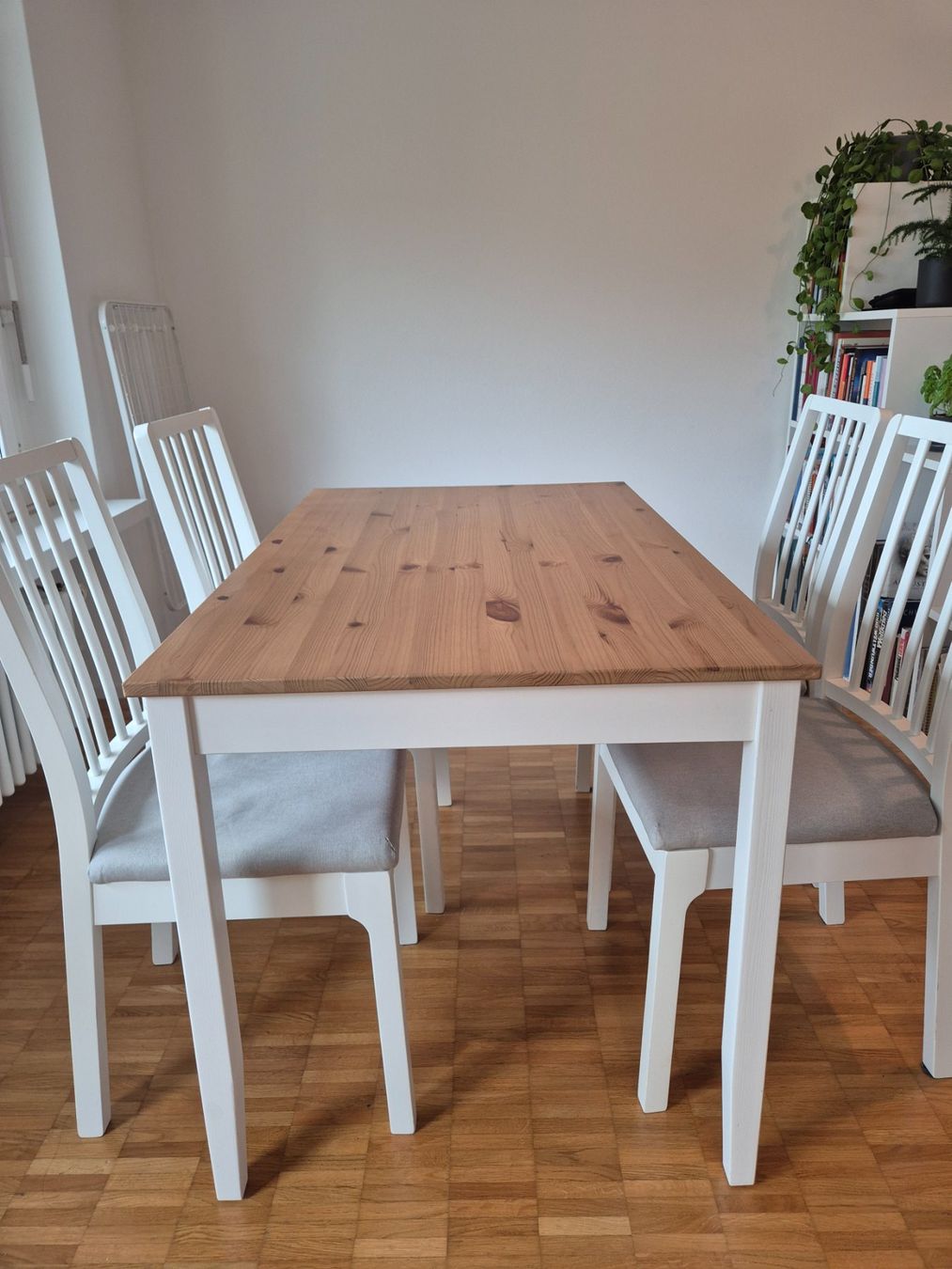 Ikea Tavoli: Ikea Tisch mit 4 Stühlen – Usato da Bern venduto da oct_w7yj