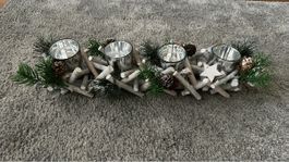 Rustikaler Adventskranz aus Holz mit Gläser für Kerzen