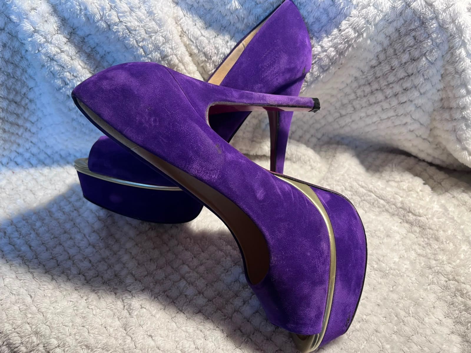 Damenschuhe: Violette High Heels Peep Toe aus samtigem Veloursleder – Gebraucht aus Flüelen von Raubkatze-Achilles 1