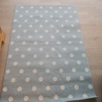 OEKO TEX Teppich 170×115 cm. Hellblau mit weißen Tupfen 