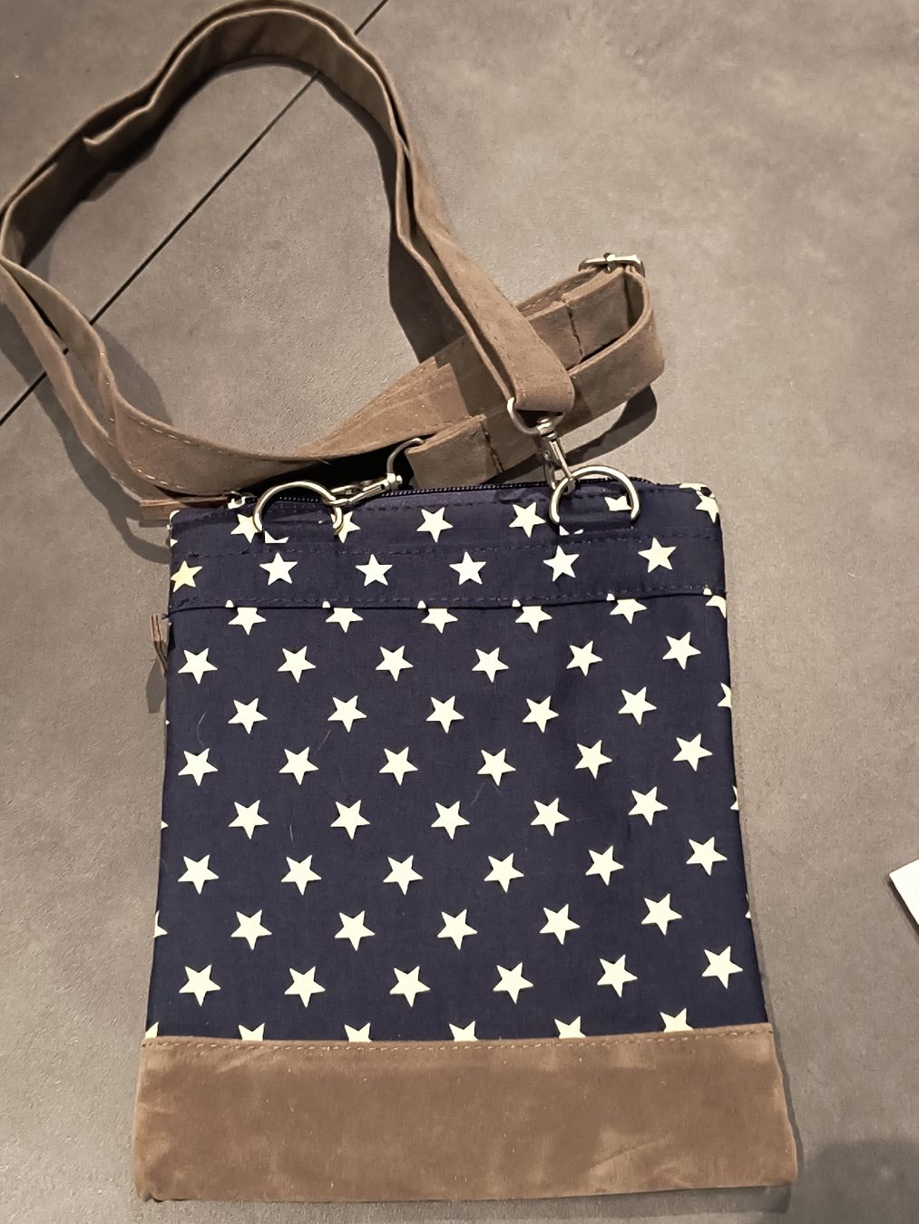 Taschen für Damen: Umhaengetasche mit Sternenmuster, neuwertig! – Gebraucht aus Oberweningen von Bumblebee2