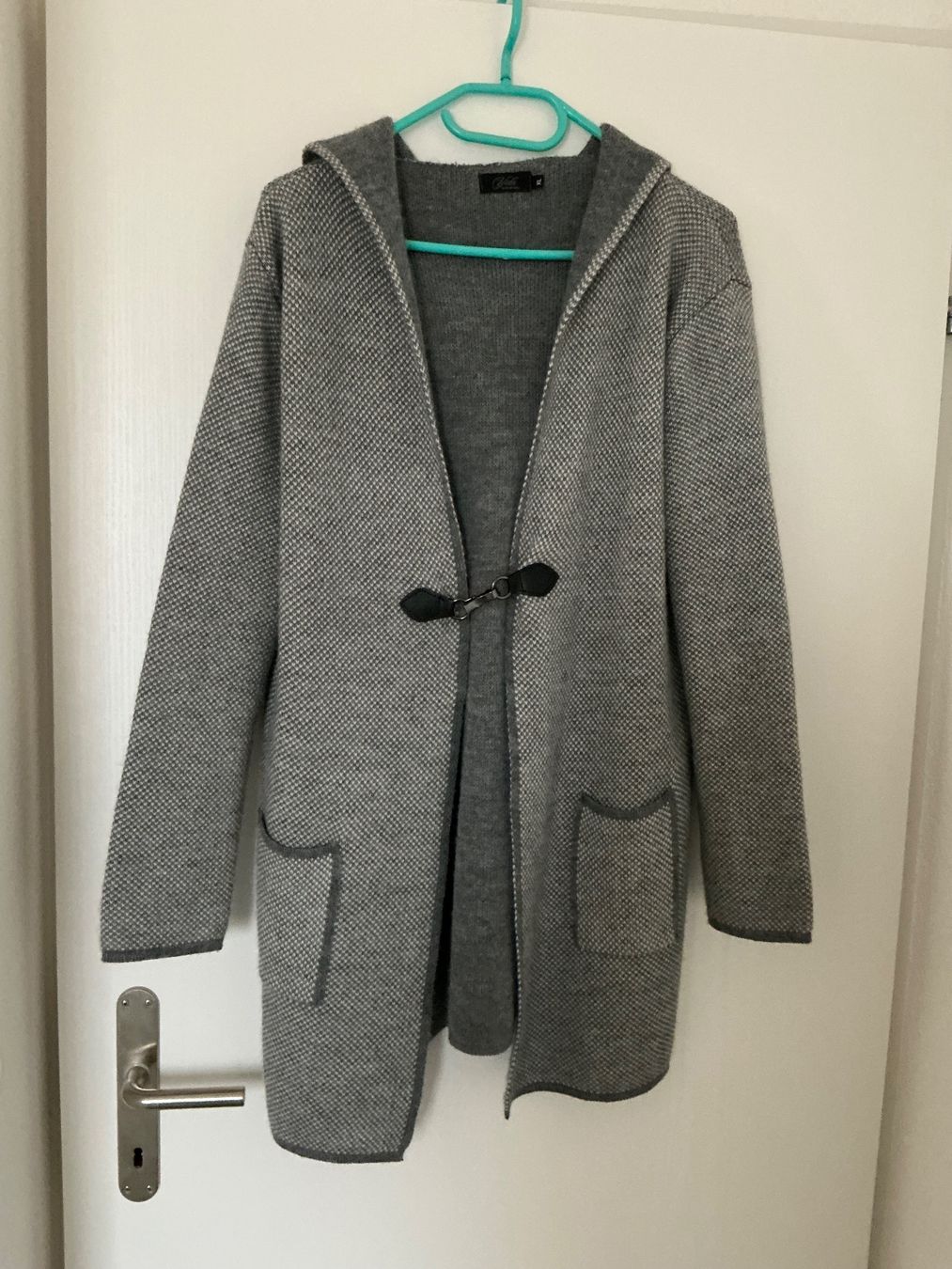 Giacche: Strick Jacke lang / grau-weiss mit Kapuze – Usato da Dübendorf venduto da Troll_88