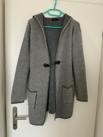 Strick Jacke lang / grau-weiss mit Kapuze