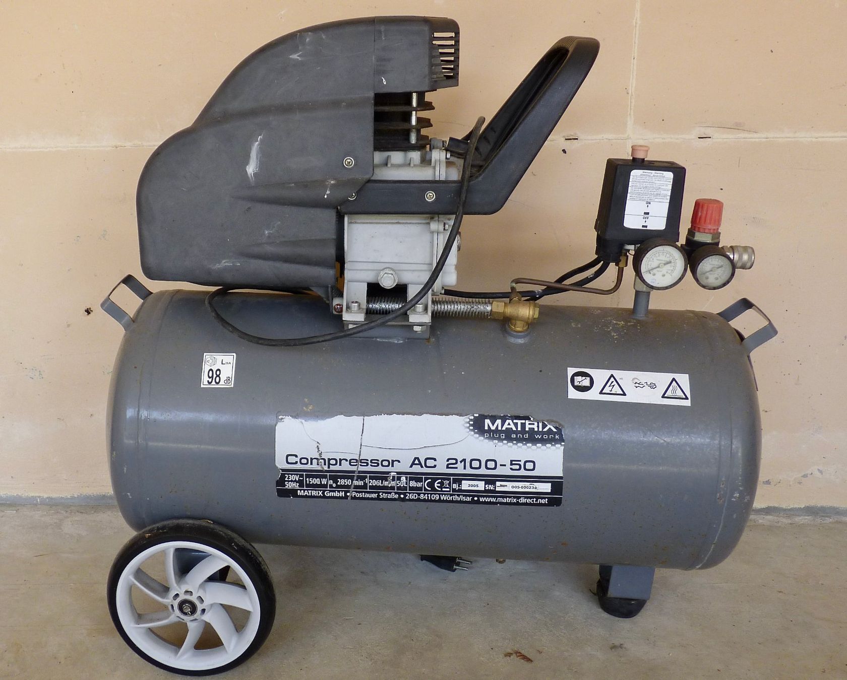 Compressori: Compresseur 50 litres avec agrafeuse, système peinture etc – Usato da Sorens venduto da raffiot 2