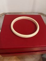 Bracelet jonc en matière noble en bon état