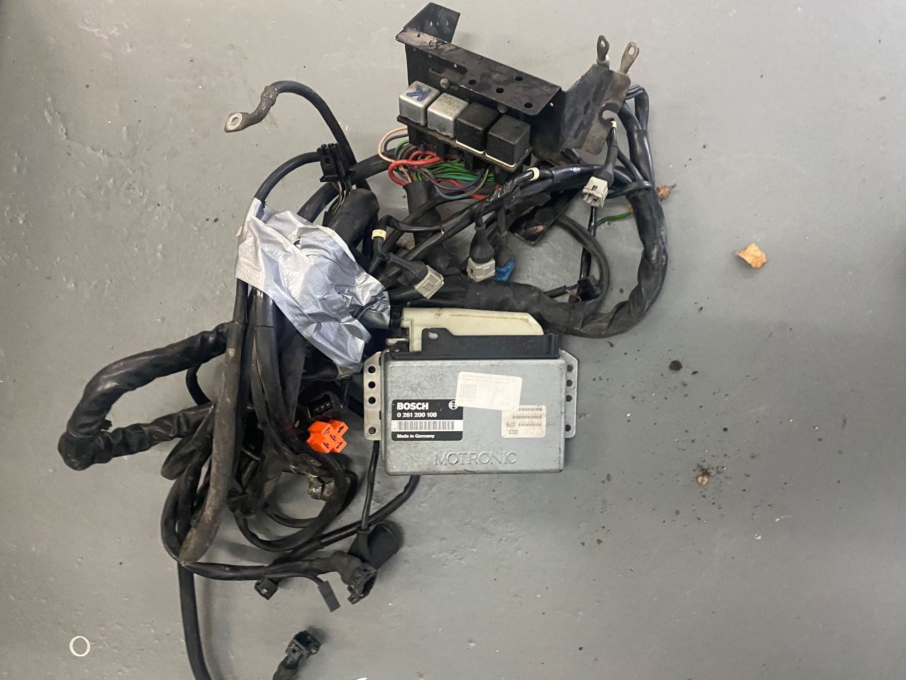 Alfa Romeo Tutti pezzi di ricambio auto: Alfa Romeo 75 Steuergerät ink Kabelbaum – Usato da Rottenschwil venduto da BSig1808 2