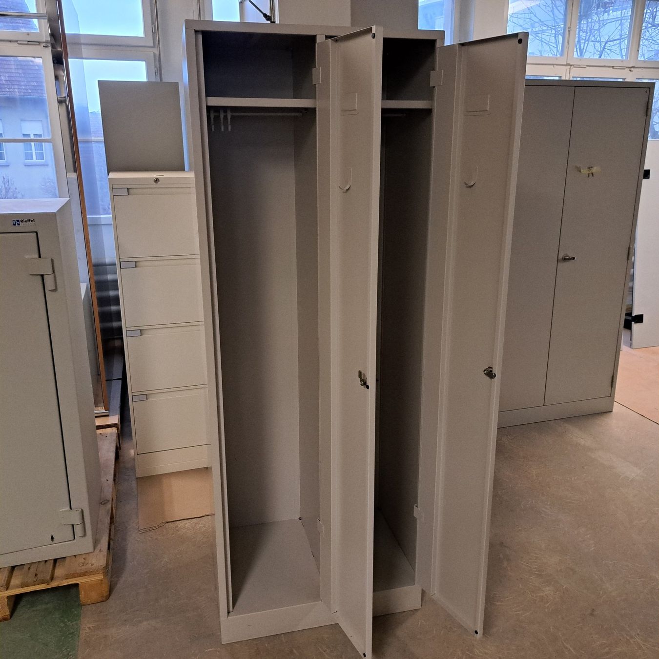 Armoires: 2er Garderobenschrank Spind Garderobe – D'occasion à Belp par deal-now 2