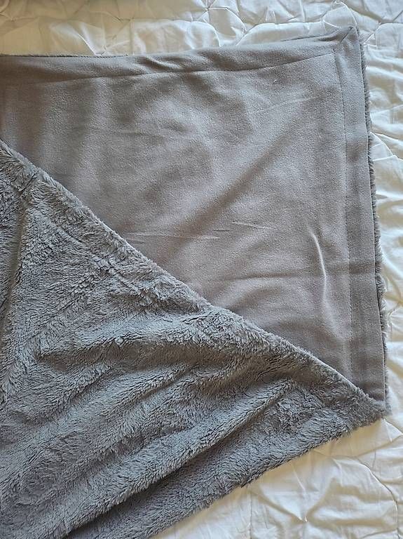 Coperte: 2x Kuscheldecke grau – Usato da Wängi venduto da Bibo4.
