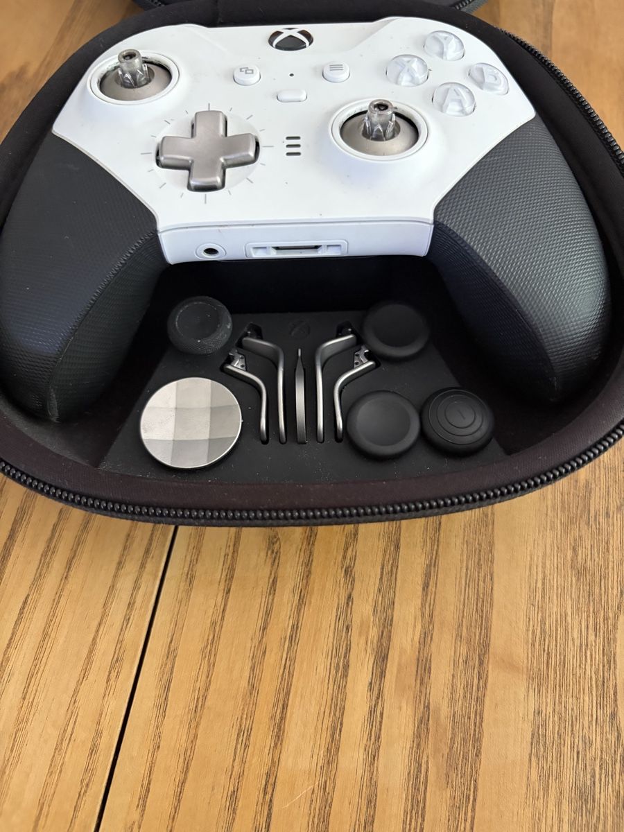 Microsoft Controller: Xbox Elite Series 2 Controller mit Zubehoer und Tasche – Usato da Oberuzwil venduto da jan_gsx2