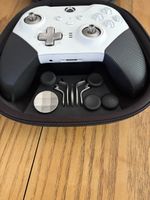 Xbox Elite Series 2 Controller mit Zubehoer und Tasche