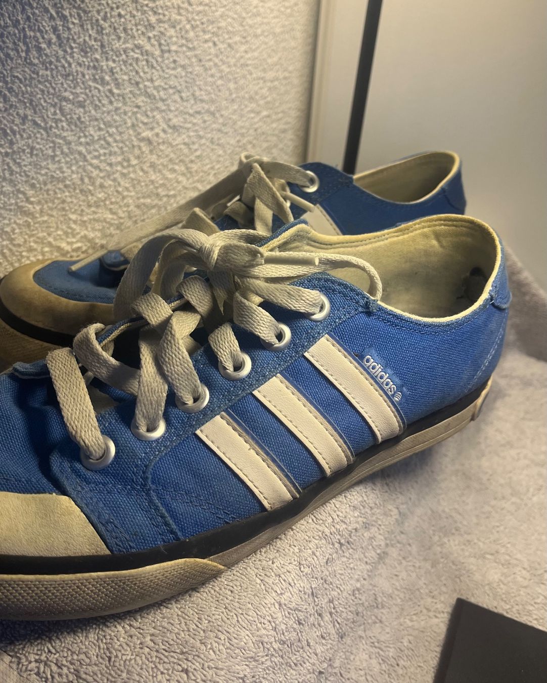 Adidas Chaussures hommes: Sneaker Adidas in blau und Grösse 42 – D'occasion à Güttingen par Comeback_Q 3