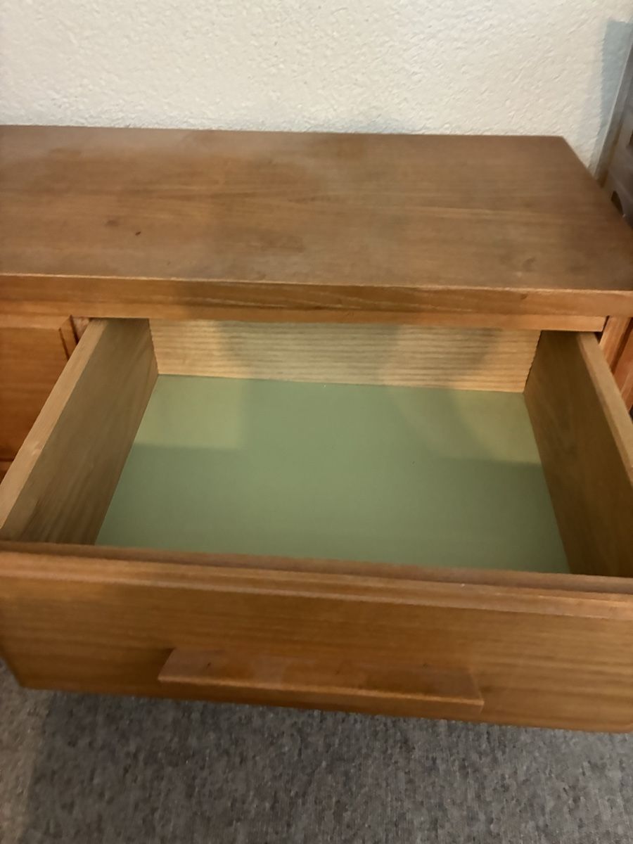 Commodes: Kommode aus Holz mit vier Schubladen Robust – D'occasion à Rickenbach Sulz par Buca00 1