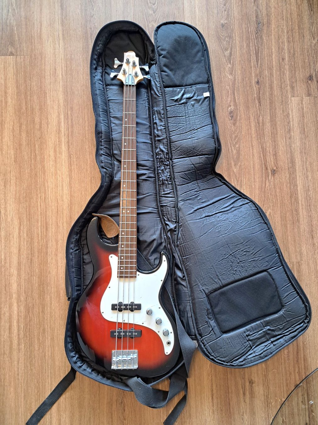 Strumenti musicali: E-Bass mit Ständer & Bag – Usato da Au SG venduto da tigergehtsurfen 1