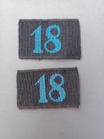 2 Achselnummern 1898, blaue 18 auf schwarzem Grund