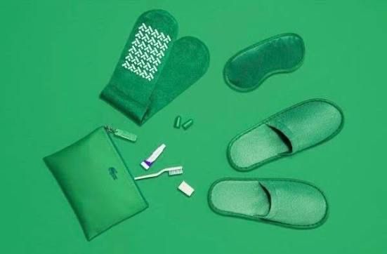 Lacoste Kosmetikkoffer: Pochette Lacoste bleue neuve taille unique – Neu und originalverpackt aus Fribourg von zaz_8xnl 1