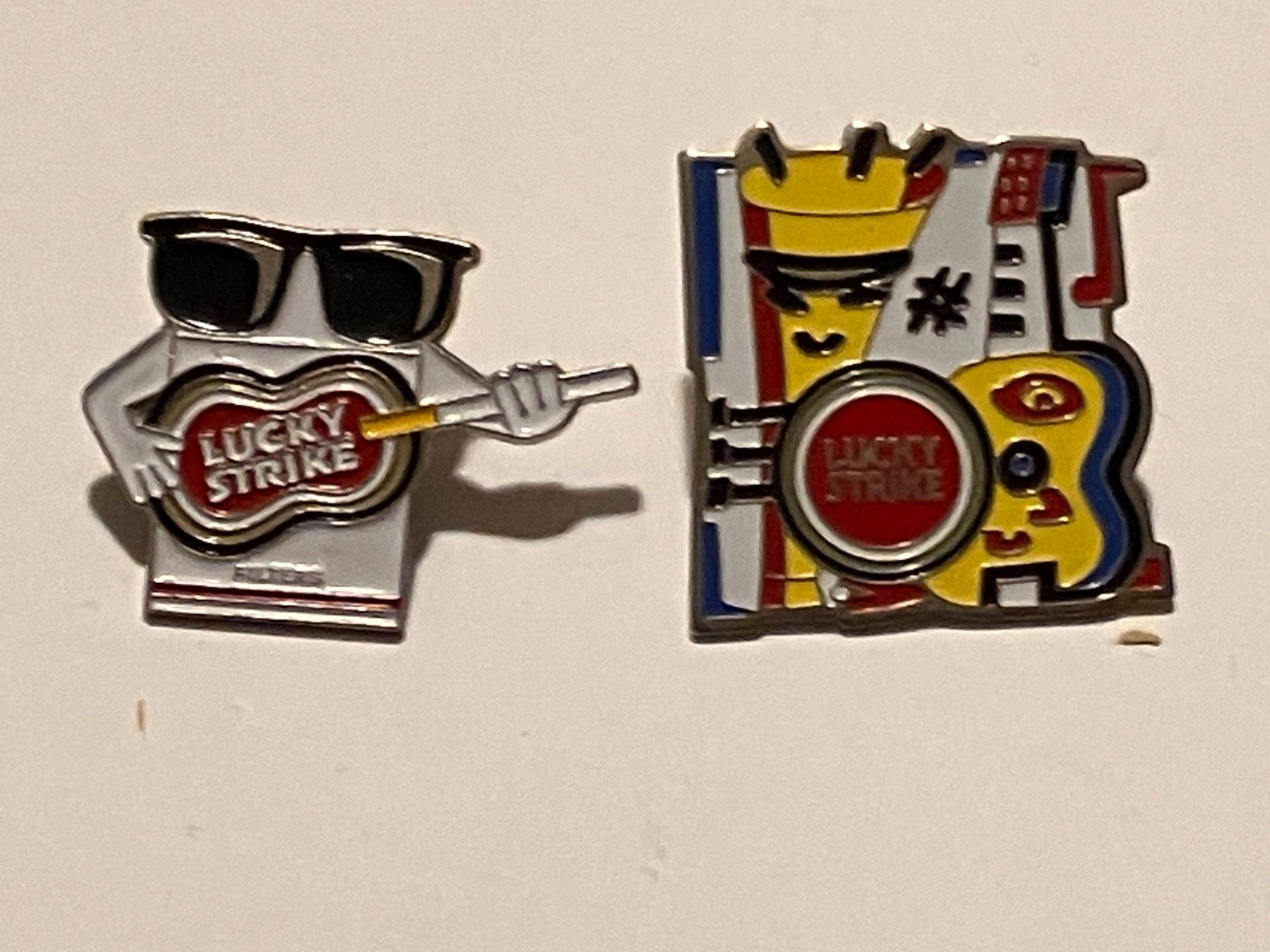 Placchette & Badge: 2 Pin Lucky Strike – Usato da Basel venduto da djwwpp