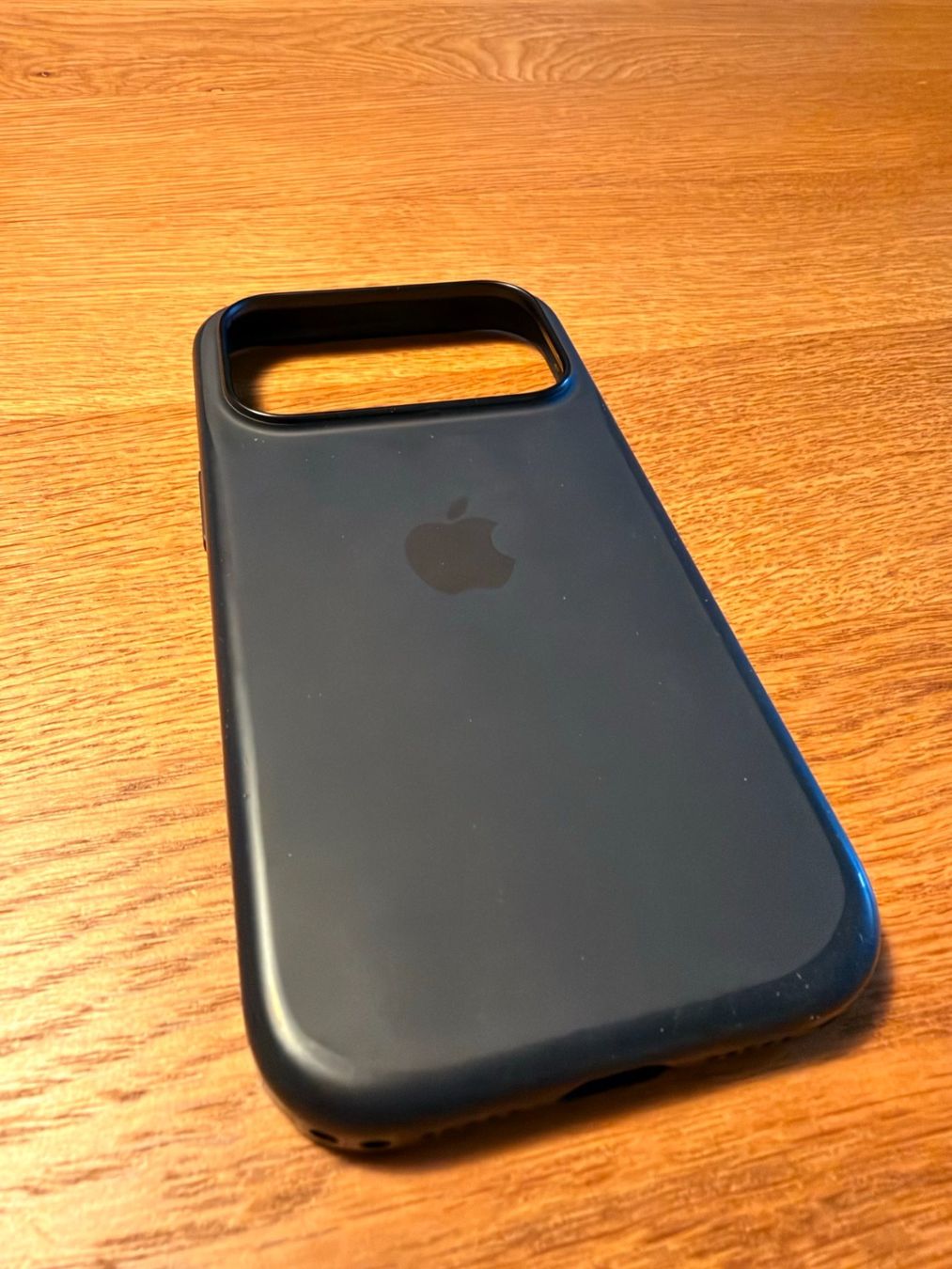 Apple Cover & Protezioni schermo: iPhone 17 Pro Silikon Case mit MagSafe Schwarz – Usato da Zürich venduto da tomrnl