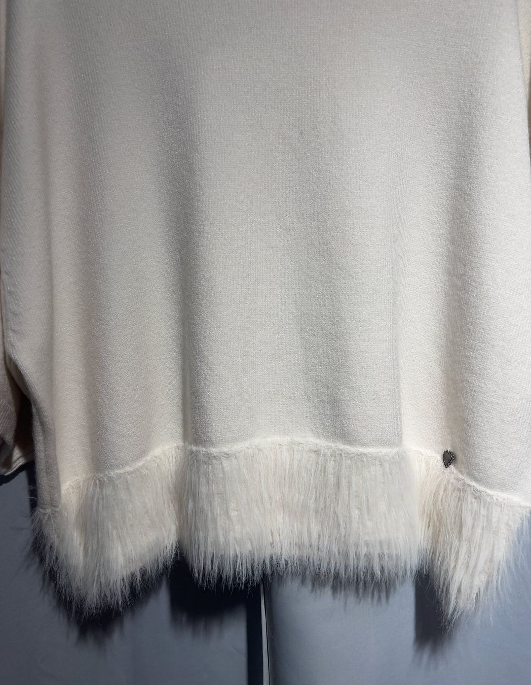 Maglioni & Felpe: Kurzarm-Pullover / Shirt mit Fransenanbschluss in off-white – Nuovo e nell'imballaggio originale da Zürich venduto da Naebeli 1