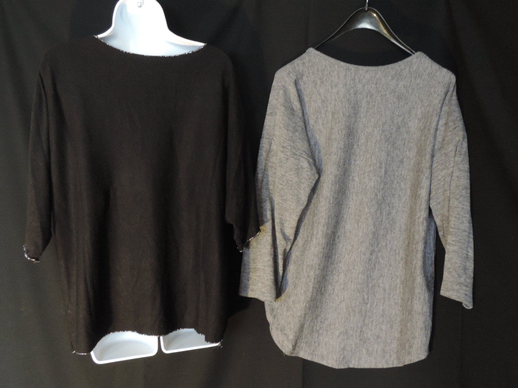 Lotti di vestiti: 2 pull gris et noir argenté – Usato da Genève venduto da Axelle333 2