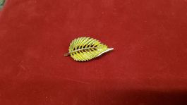Goldene Vintage Brosche in Blattform, Herbst-Accessoire