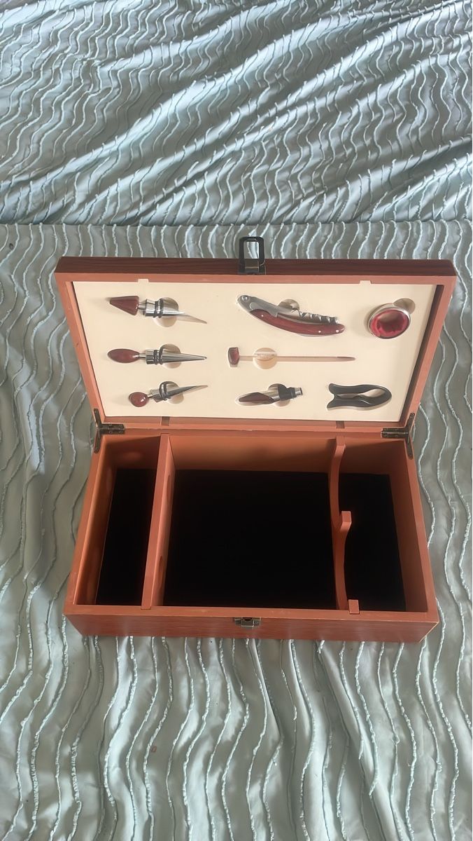 Schmuckkästen: Coffret en bois avec accessoires pour vin – Neu und originalverpackt aus Meyrin von jul_km5p