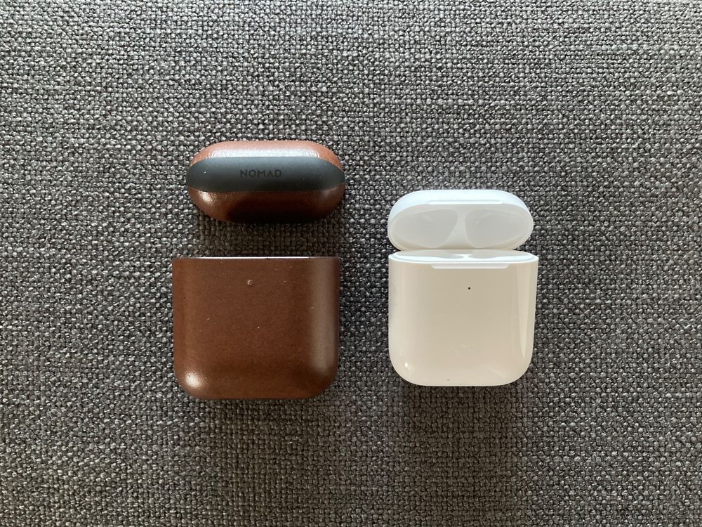 AirPods Wireless Charging Case 2nd gen + Nomad case Kaufen auf Ricardo