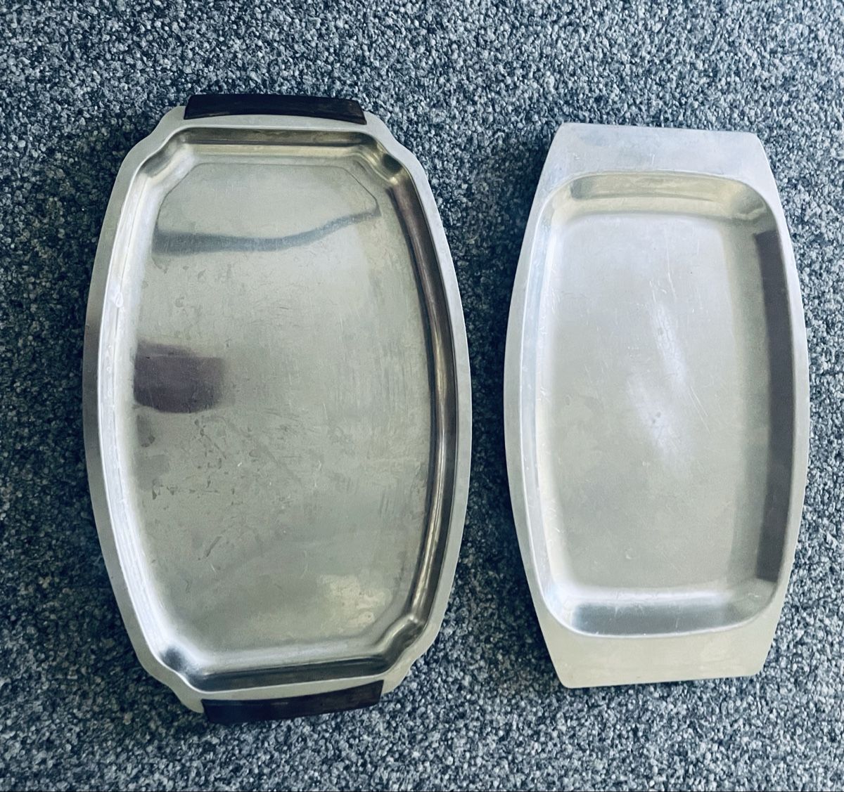 Piatti di portata: Tablett Serviertablett Metall mit Griffen 2 Stk. – Usato da Au ZH venduto da Jaggy4