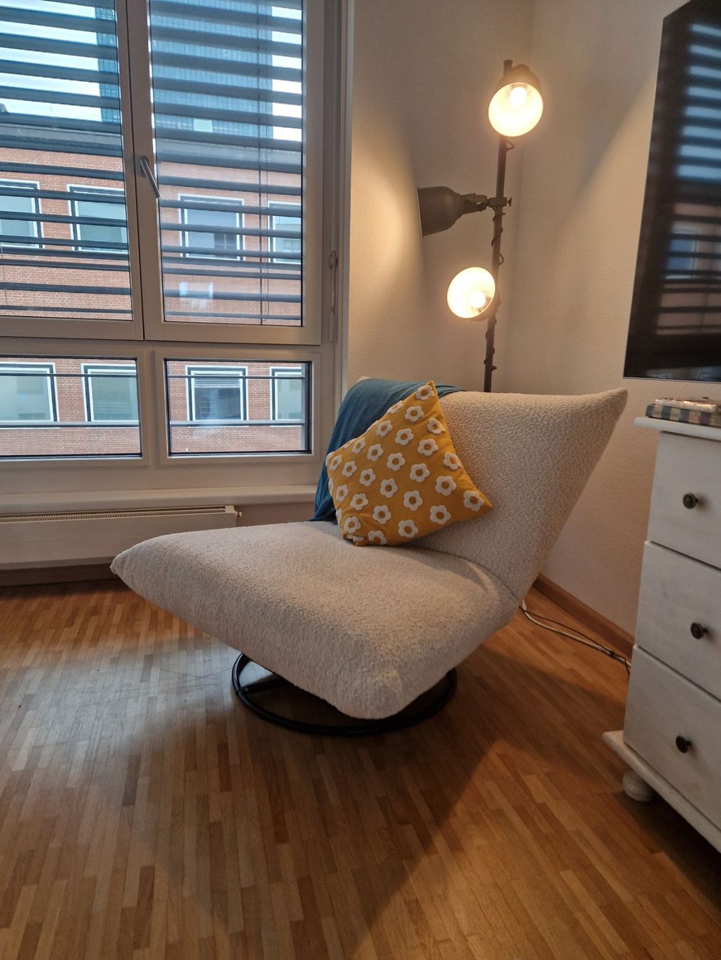 Sedie: Cream 360° Swivel Chair – Usato da Basel venduto da vin_xf9k 1