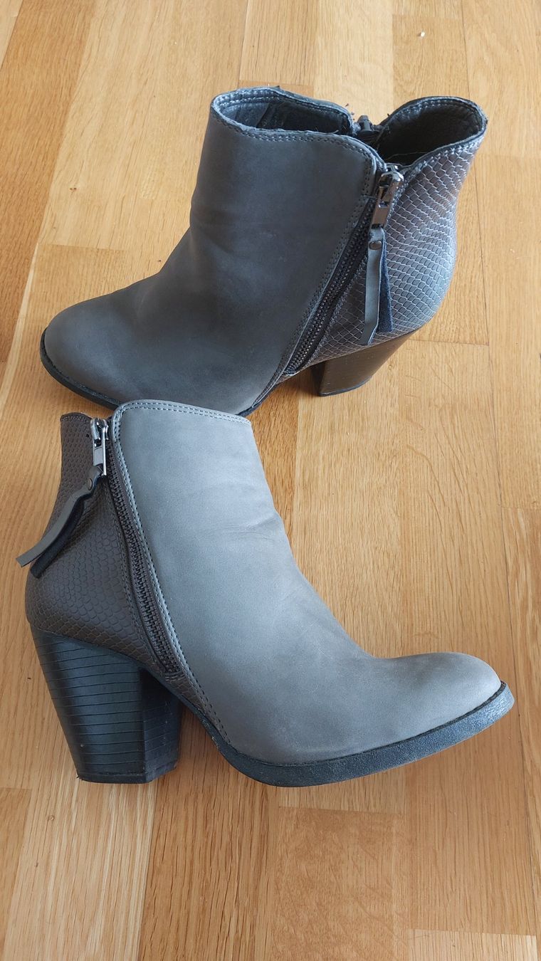 Damenschuhe: Graue Damen Stiefeletten, Grösse 39 – Gebraucht aus Chur von rushboard