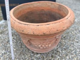 Grosser klassischer Terracotta-Topf mit Girlande