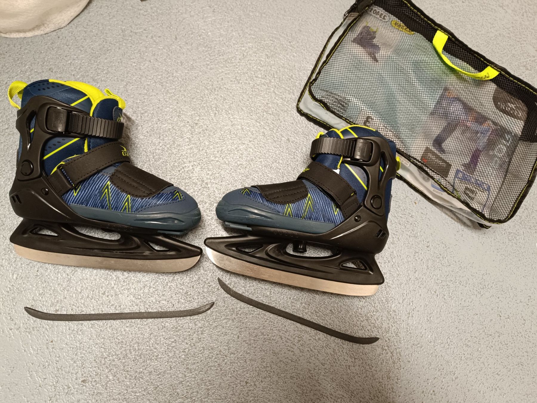 Pattini da ghiaccio: Eislaufschuhe / Schlittschuhe 29-33 – Nuovo (secondo la descrizione) da Wohlen AG venduto da Fabe3