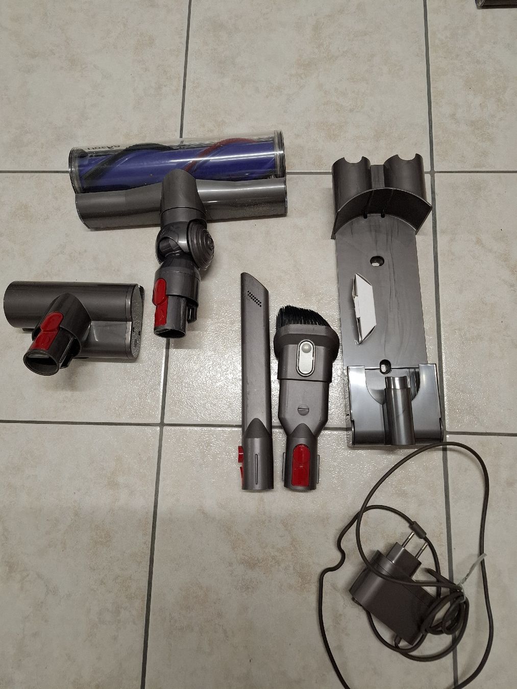 Dyson Aspirateurs & Accessoires: Dyson V8  – D'occasion à Arnegg par Seesicht64 1