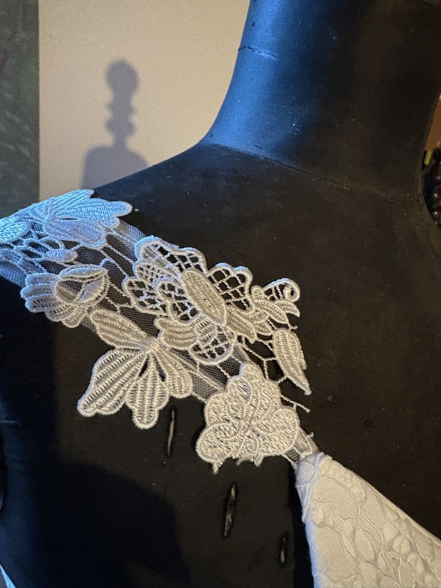Vestiti: Robe de mariée blanche avec dentelle fleurie taille 46 – Nuovo (secondo la descrizione) da Moléson-s-Gruyères venduto da mar_bs5w 2