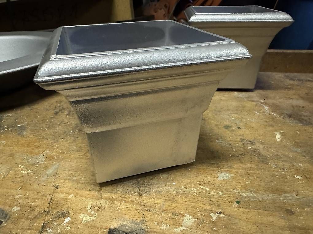 Vasi per fiori: Aluminium Blumentopf  – Nuovo e nell'imballaggio originale da Grenchen venduto da Berti672