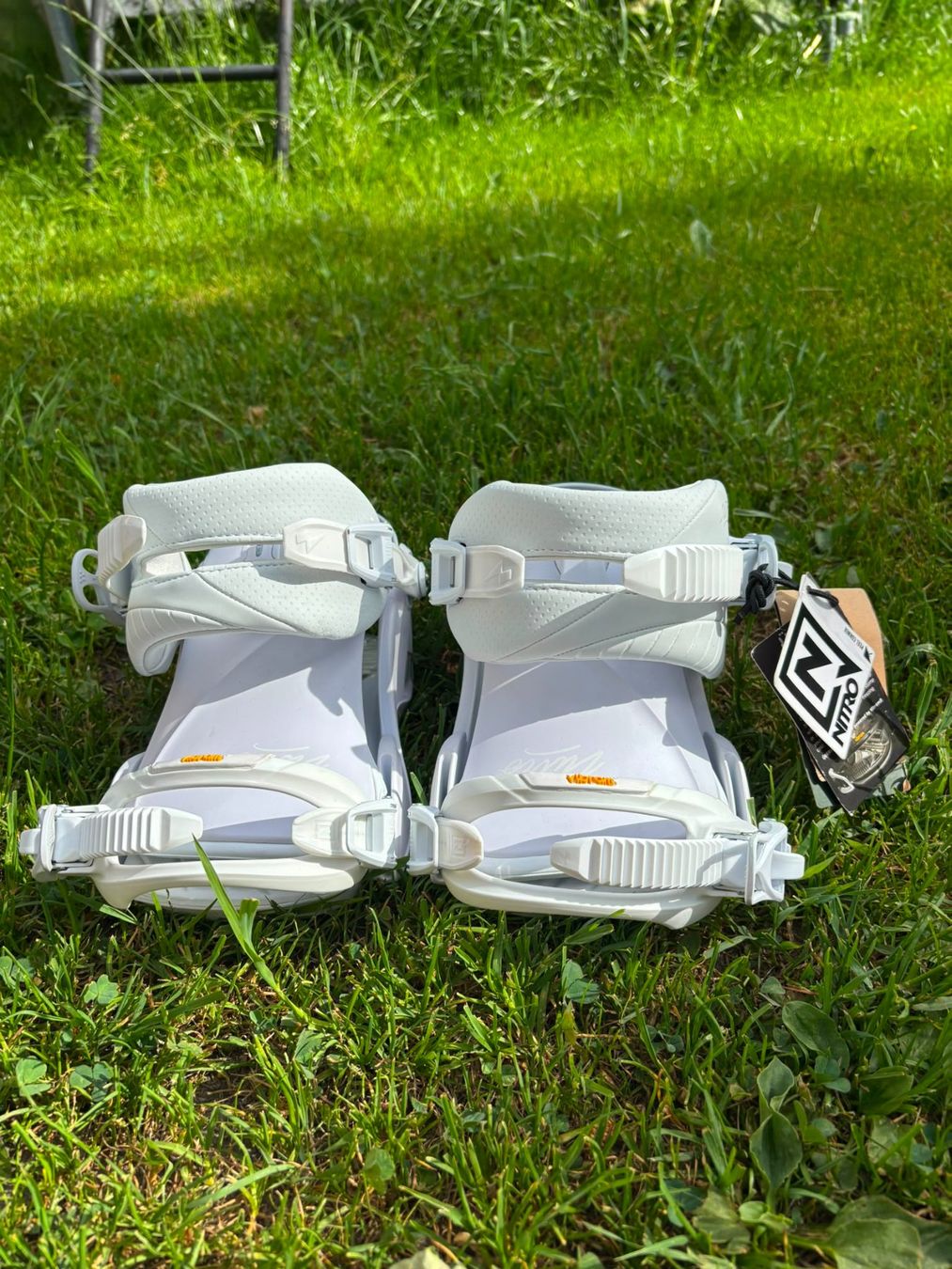 Snowboard Nitro Attacchi: Snowboard Bindung Nitro Ivy White Pearl S/M – Nuovo (secondo la descrizione) da Rüegsauschachen venduto da heni01