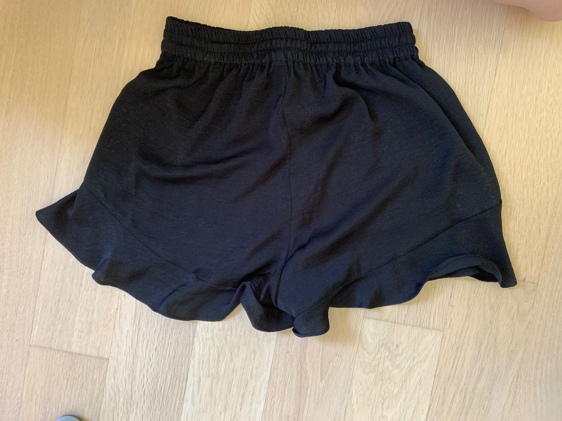 Pantaloni: Seidige Shorts von IvyRevel Gr. 34 – Usato da Solothurn venduto da anj_5zhn 2