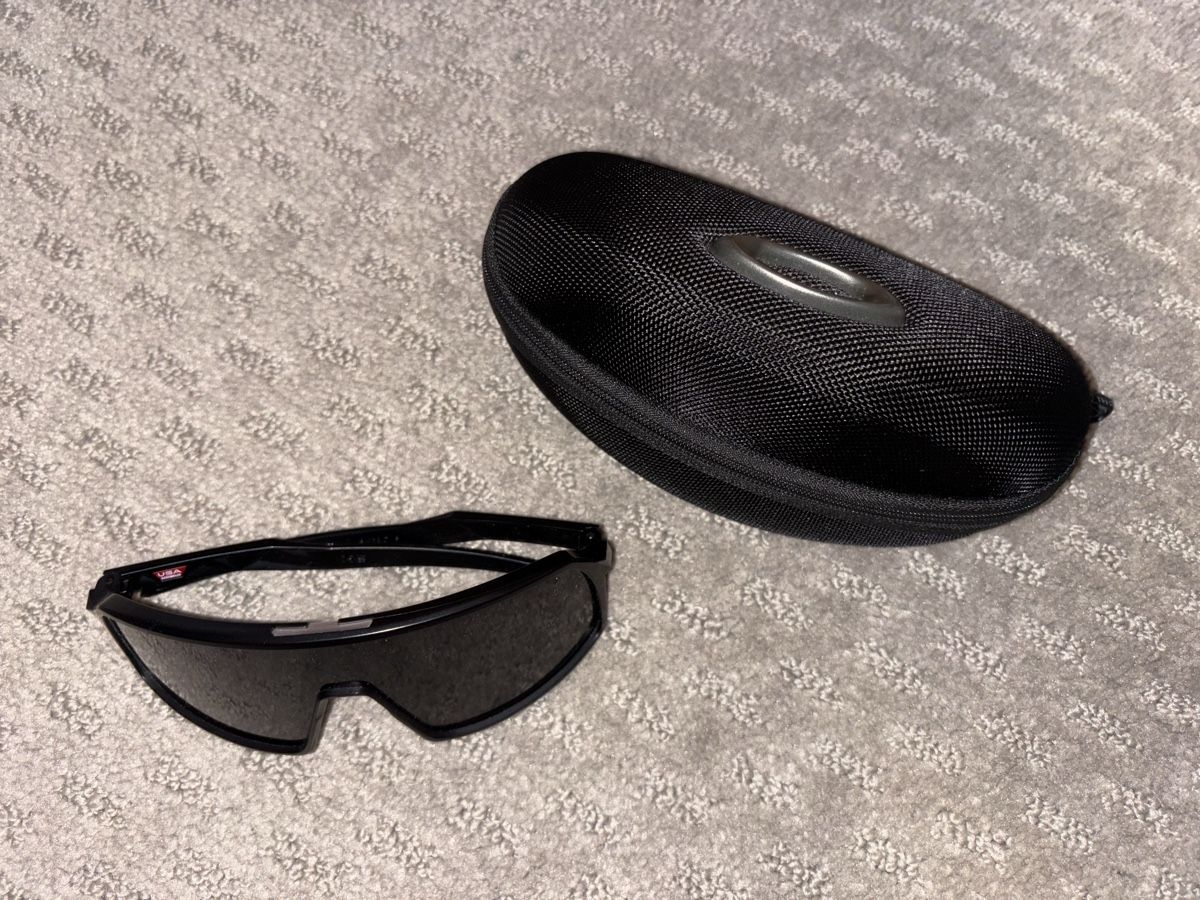 Oakley Occhiali & Lenti: lunettes de soleil oakley – Usato da Haute-Nendaz venduto da marionfournier