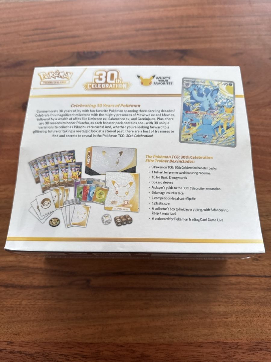 Giochi: Pokemon 30th Celebration ETB Englisch – Nuovo e nell'imballaggio originale da Ennetbaden venduto da MrHato 3