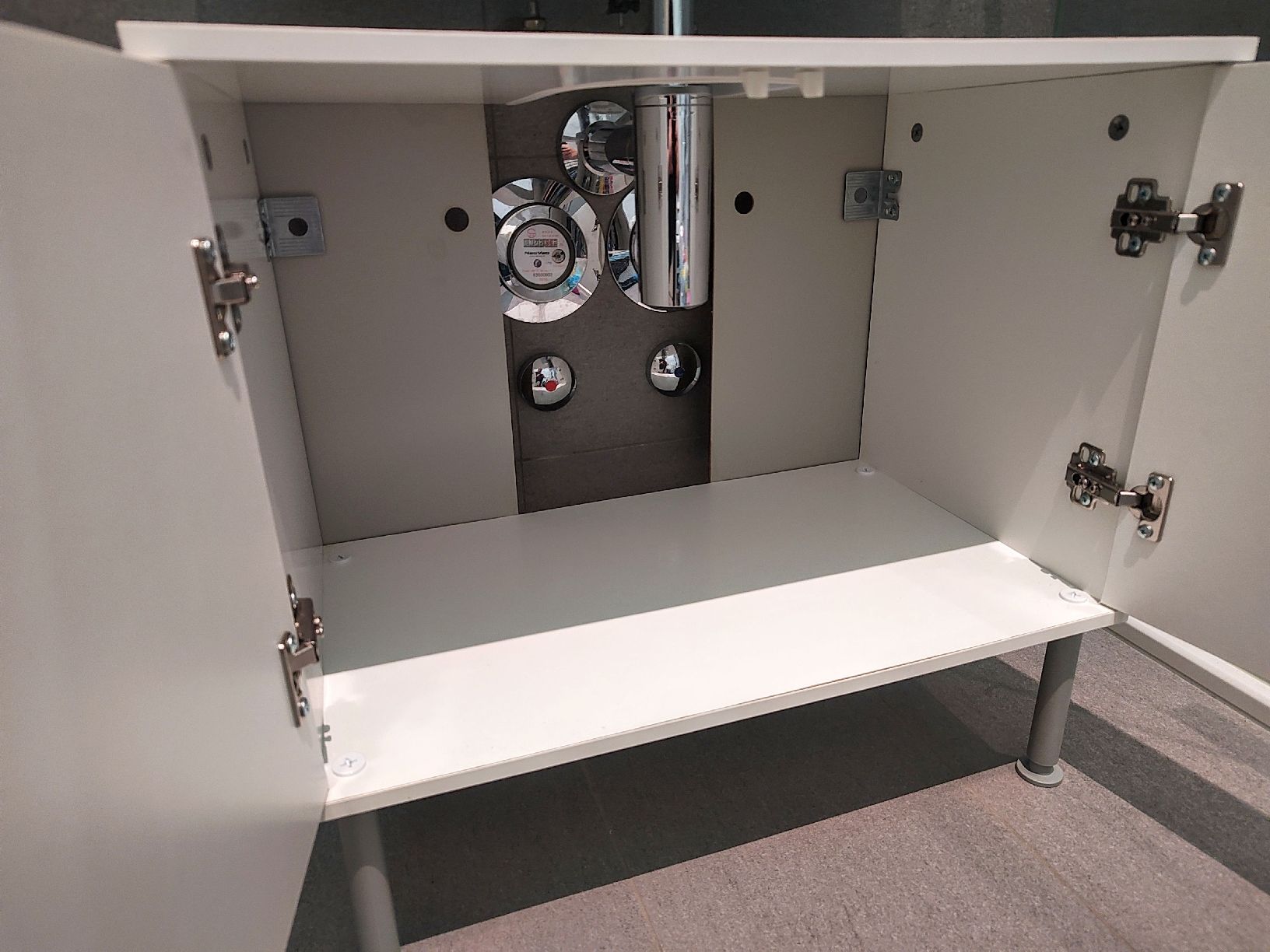 Ikea Installations & Meubles: White Bathroom Vanity Cabinet – D'occasion à Glattbrugg par wki_jq8f 2
