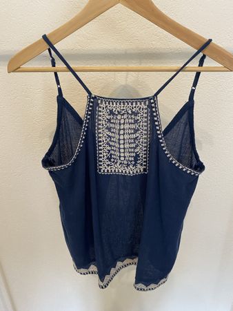 Hübsches blaues Top mit Stickerei, ideal für den Sommer