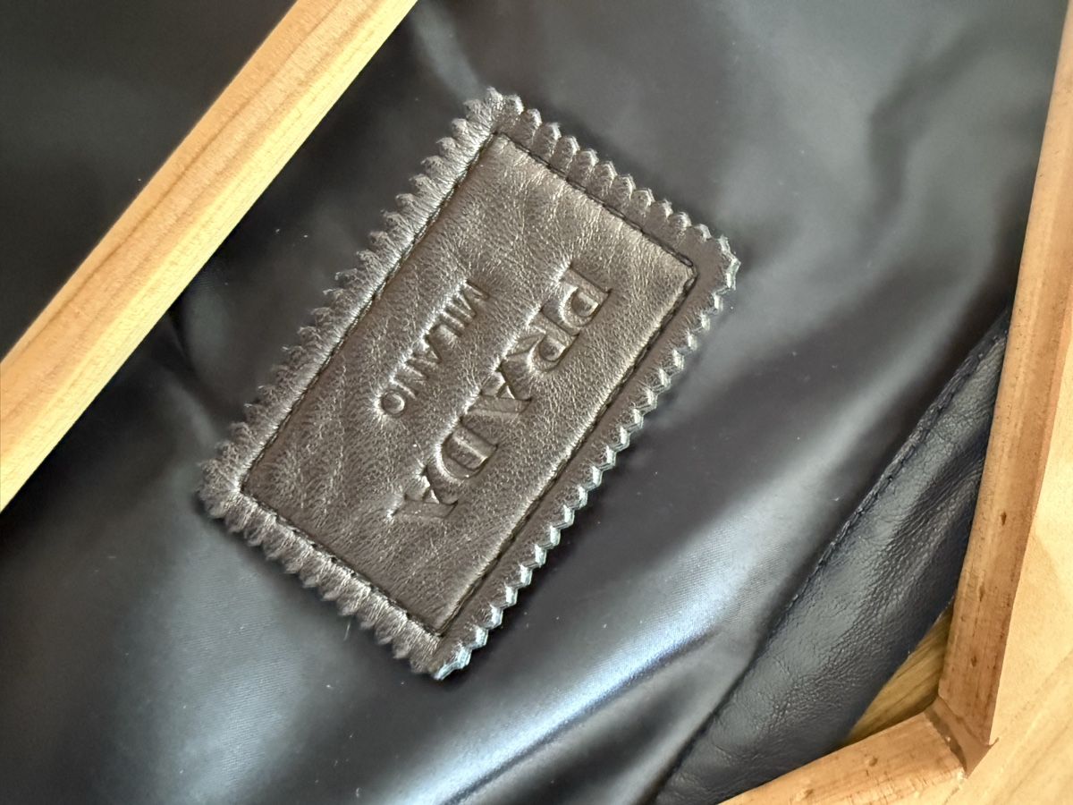 Prada Vestes: Neuwertige original Prada Lederjacke, Grösse IT 44 – Neuf (Voir description) à Zug par Serena_7500 3