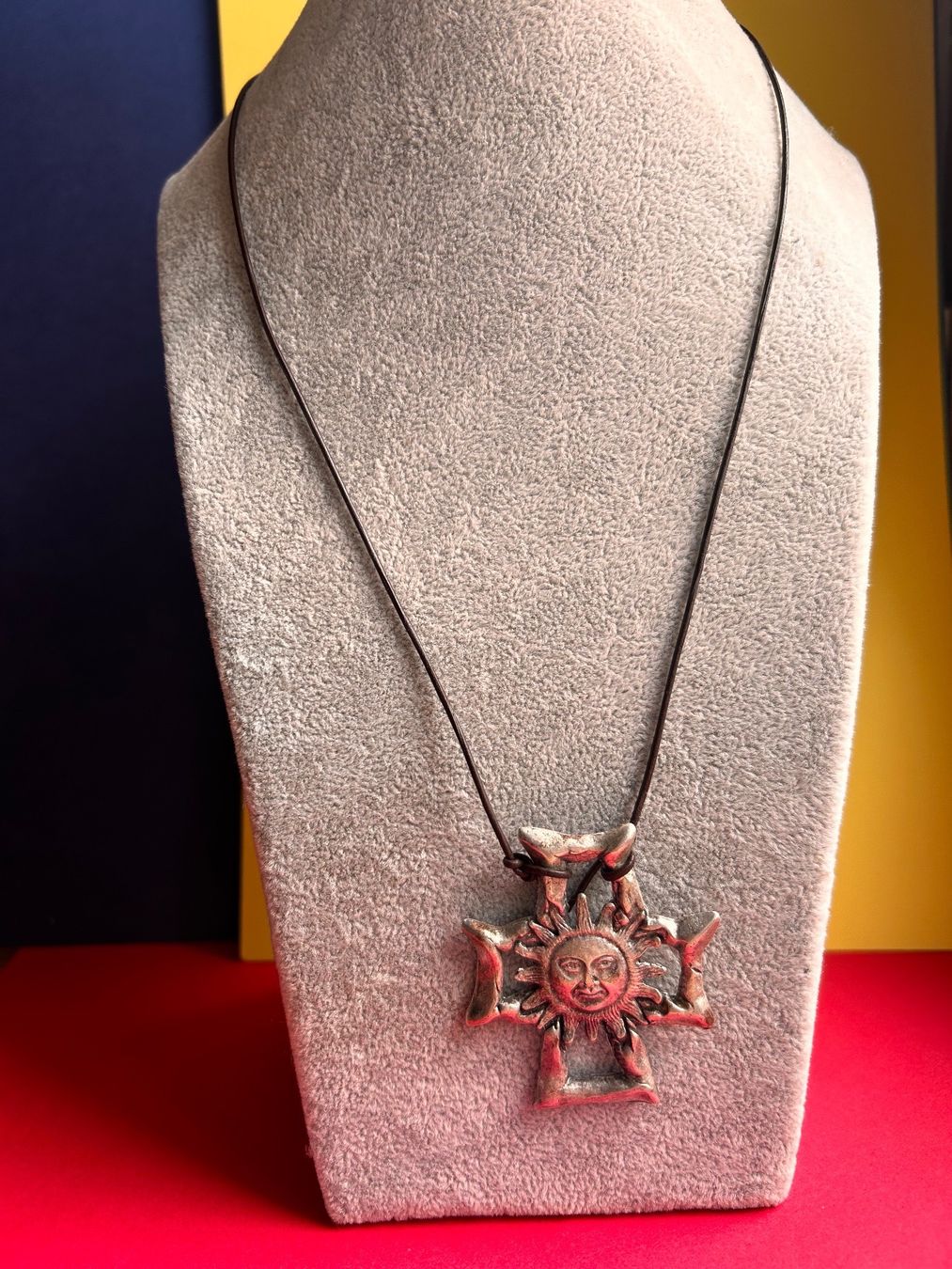 Catenine: Sonnen Amulette mit Lederband – Usato da Laufen venduto da belleskulptur 1