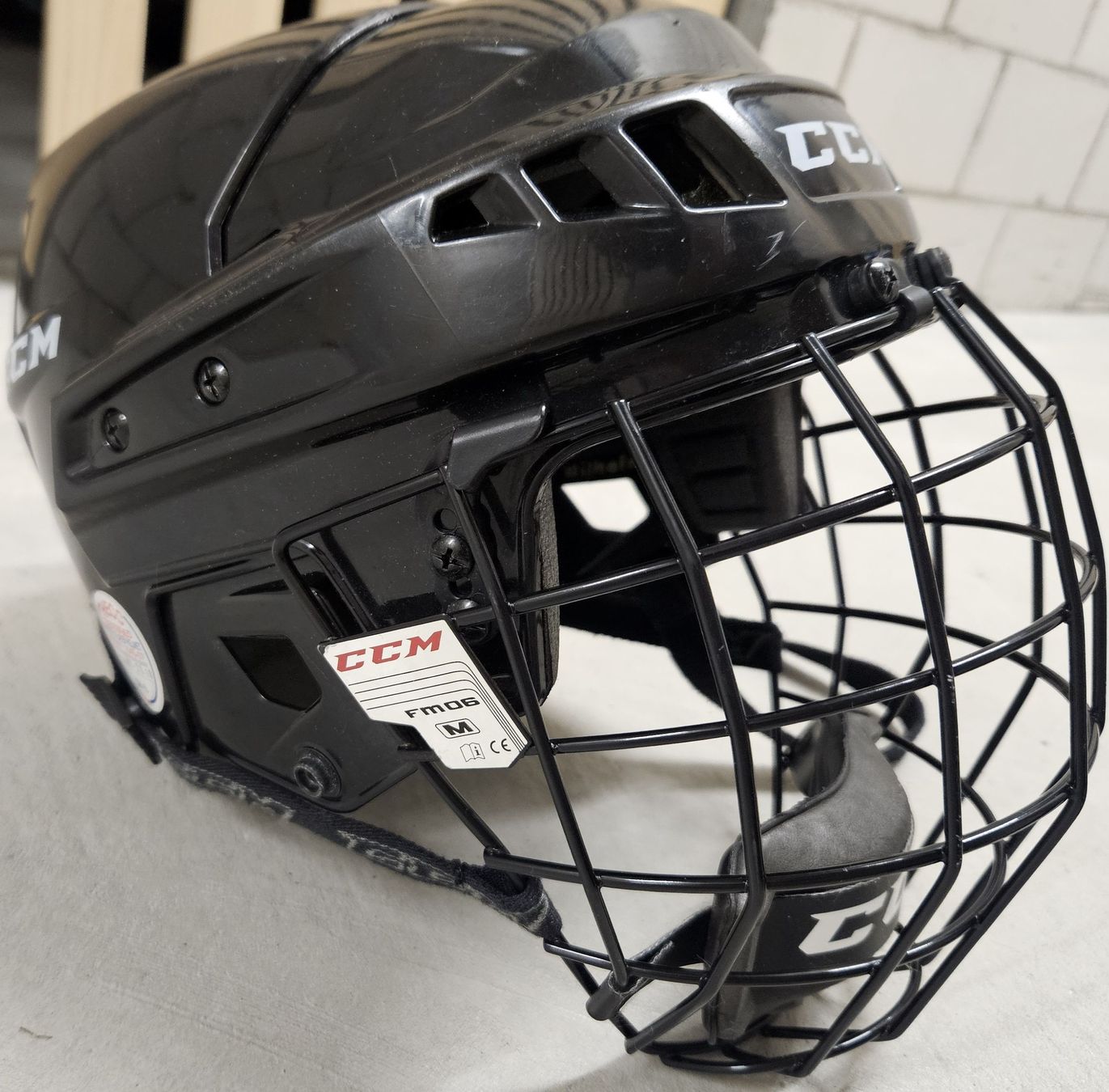 Ccm Caschi: Eishockeyhelm CCM 04M Gr. M – Usato da Birmensdorf ZH venduto da CaliforniaB
