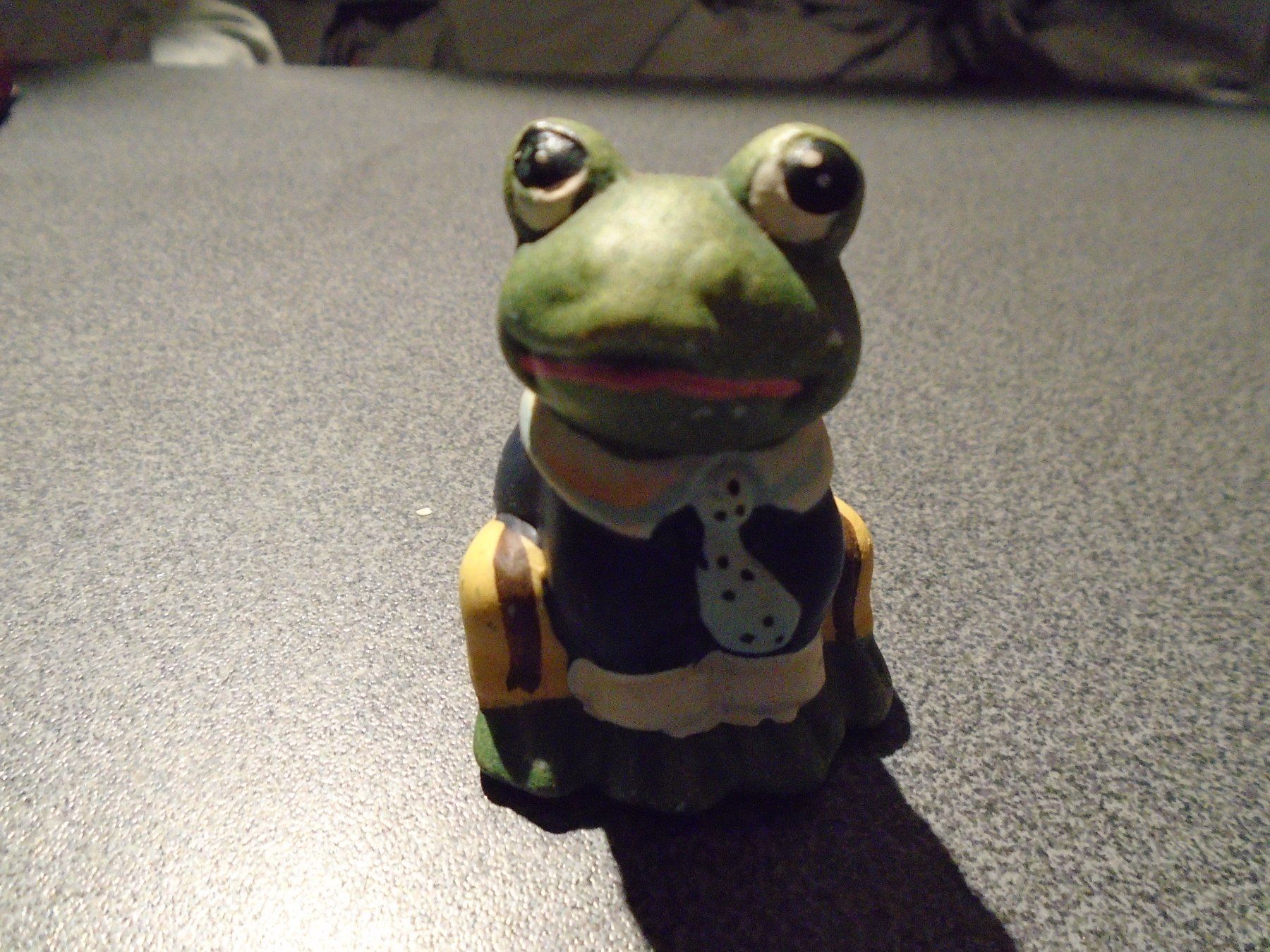 Statuette: Frosch sitzend mit Kravatte – Usato da Zürich venduto da abraxas1291