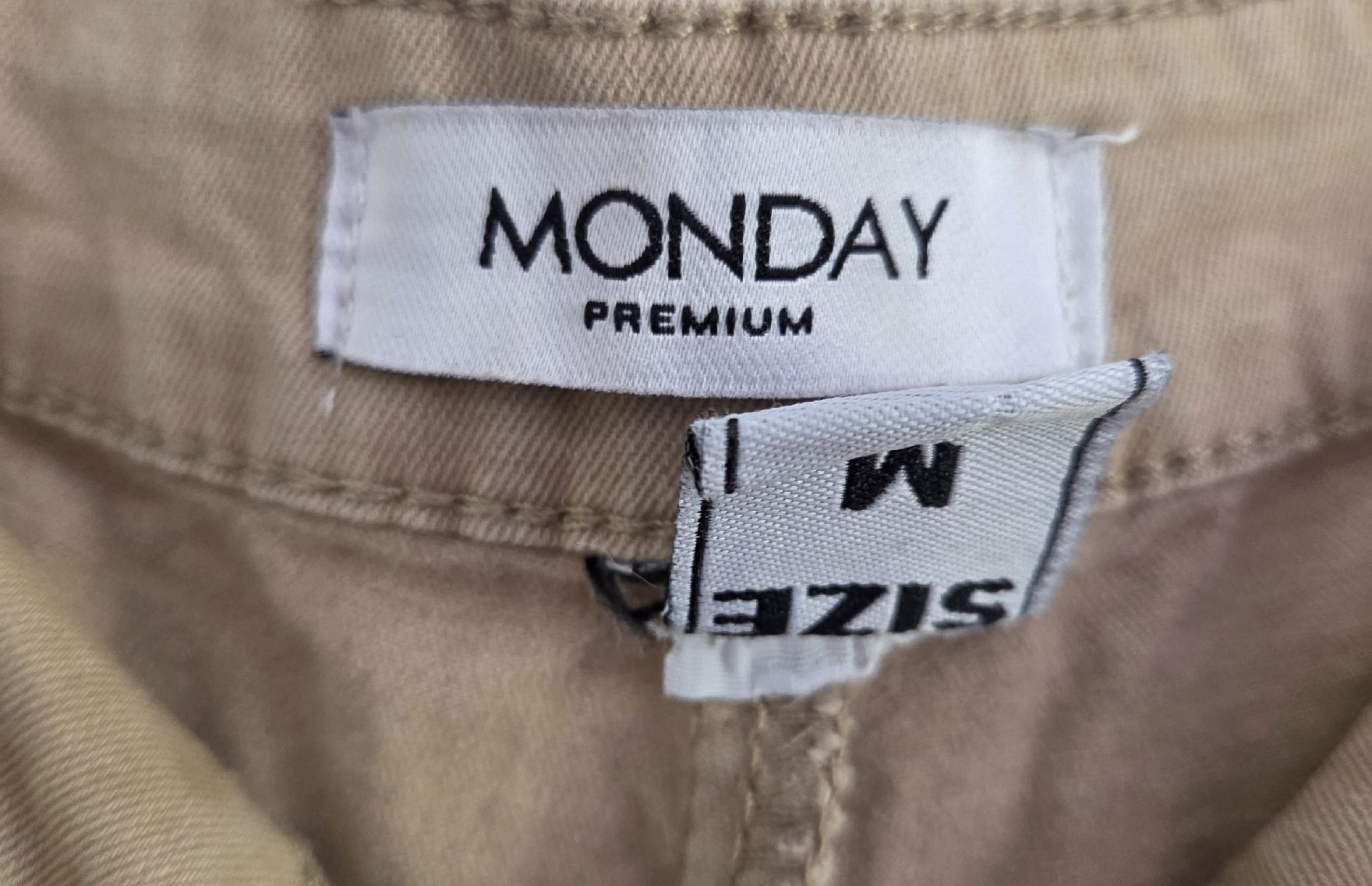 Pantaloni: Cargo Pants with Studs - Size M  – Usato da Zürich venduto da joa_6xd7 1