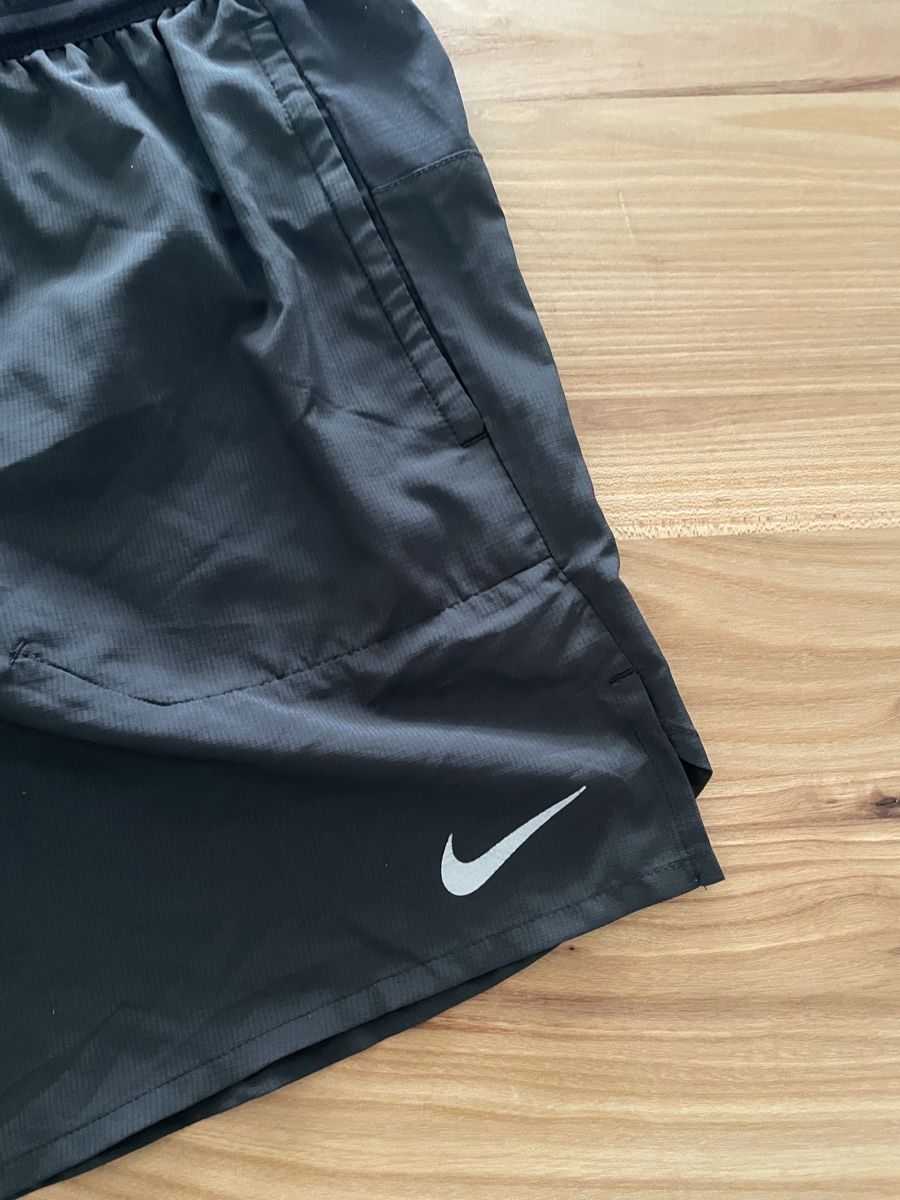 Nike Hosen: Nike Laufshorts dunkelgrau Grösse L – Gebraucht aus Basel von MarkenundKleidung 1