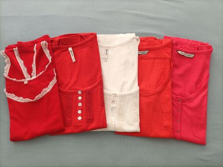 Kleiderpaket mit 5 Shirts/Tops in Grösse S, NEU!