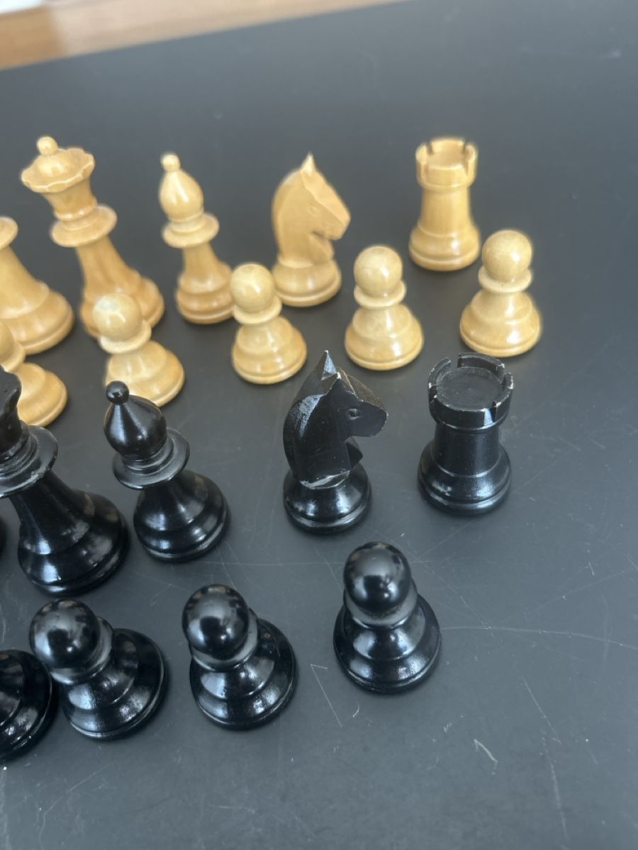 Spiele: Ältere Schachfiguren aus Holz – Gebraucht aus Zumikon von tuna007 4